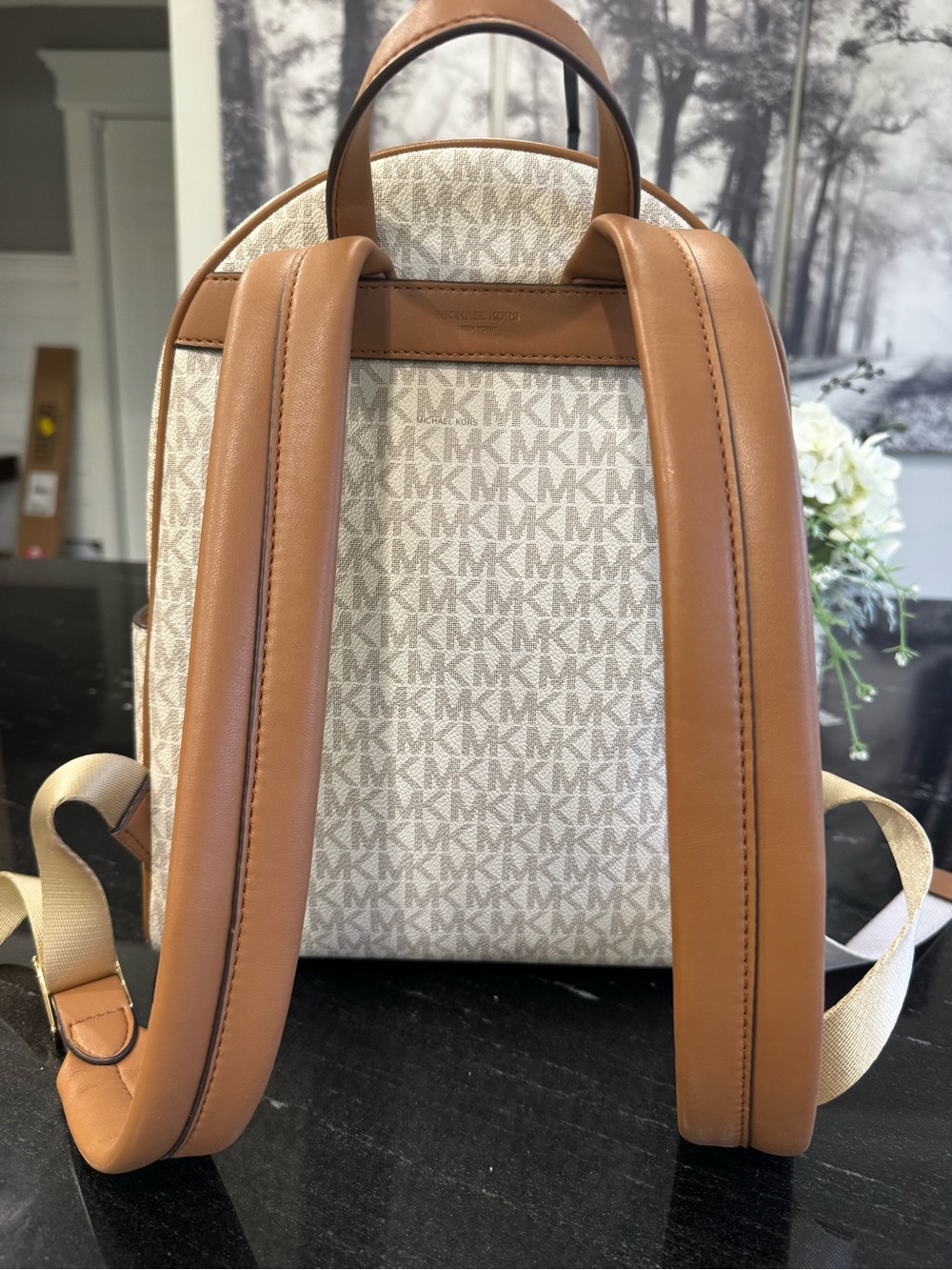 🤎MICHAEL KORS Bex Signature Backpack in Vanilla/Acorn - Picture 4 of 9